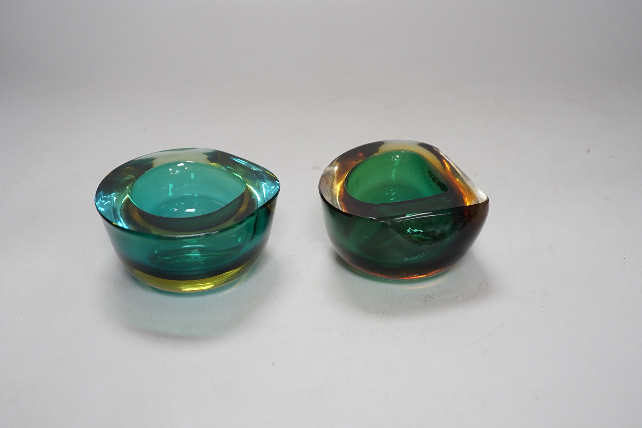 Two Murano Sommerso glass bowls, each 10cm wide